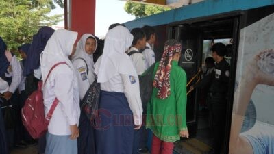 Lewat Kebijakan Kartu BRT Gratis Agustina – Iswar, Annisa Senang Bisa Ringankan Beban Orang Tua