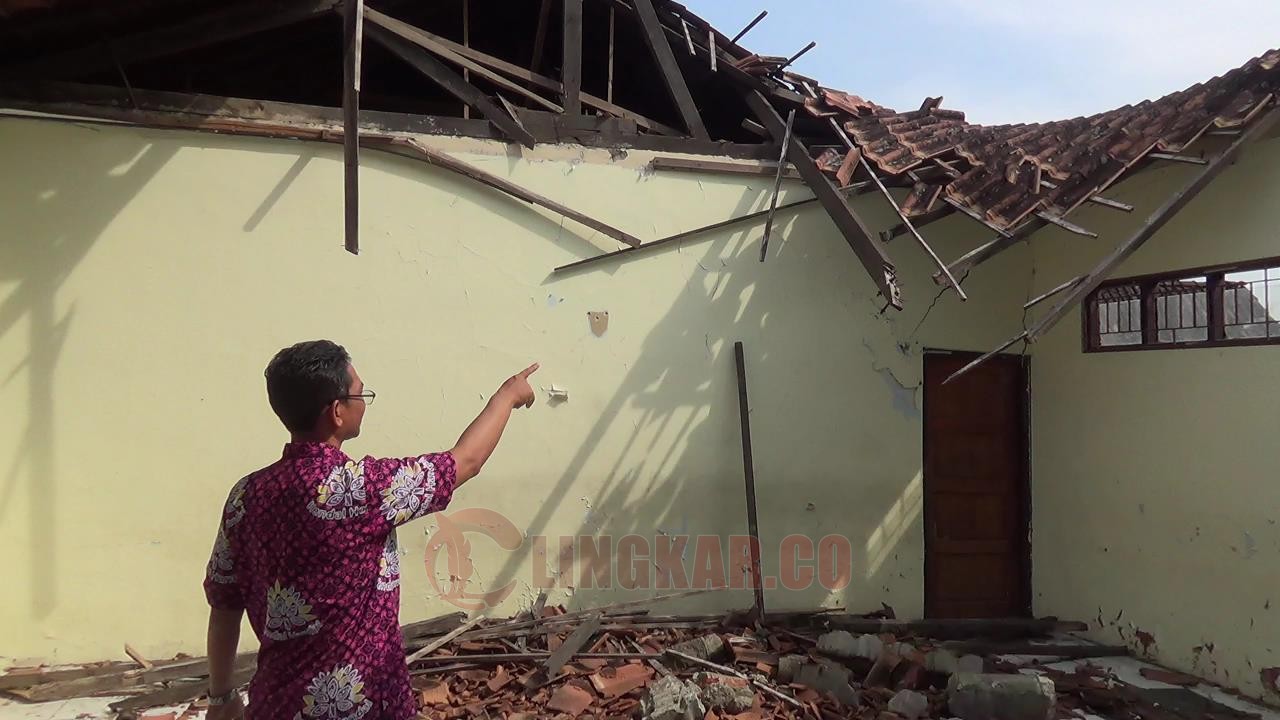 Kepala SD Negeri 2 Sumur, Baedowi menunjukan kondisi ruang SD Negeri 2 Sumur Brangsong yang yang robo. (dok Istimewa)