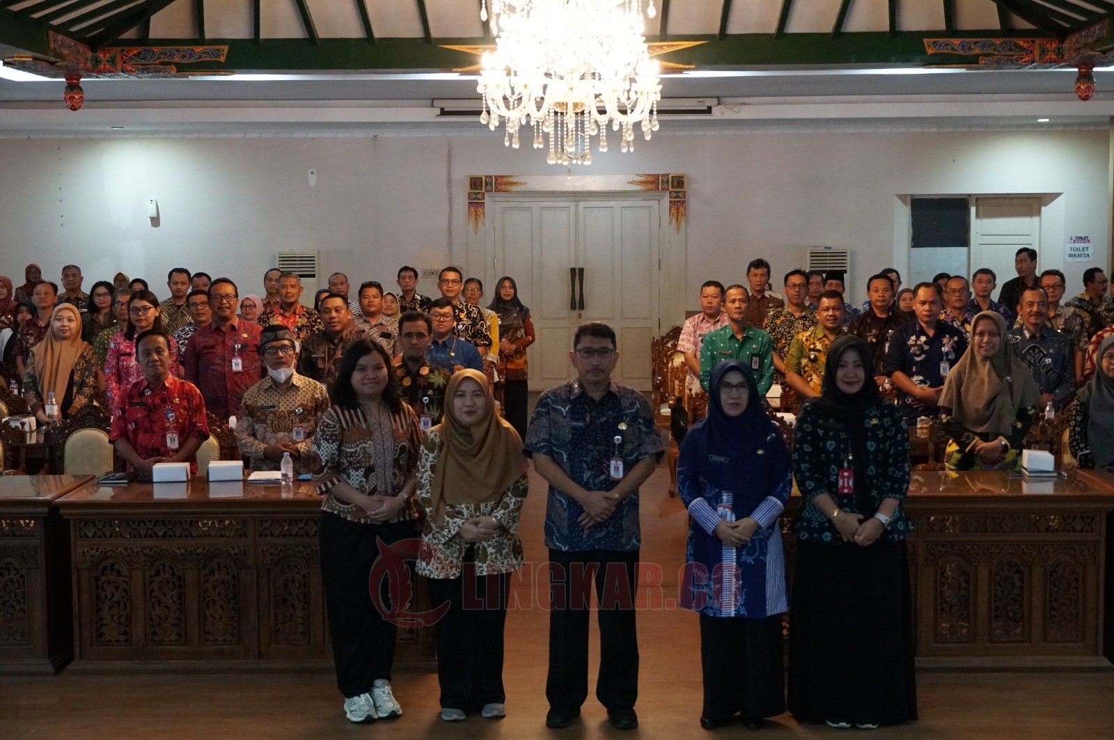 Para peserta bimbingan teknis (Bimtek) E-Katalog V6 berfoto bersama usai kegiatan. (dok Lukman)