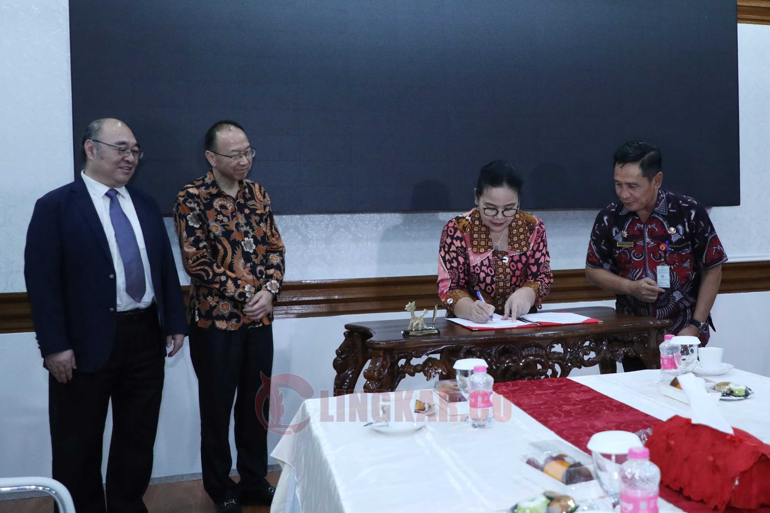 Wali Kota Semarang, Agustina Wilujeng Pramestuti saat menandatangani dokumen keanggotaan CAMSR. (dok Pemkot Semarang)