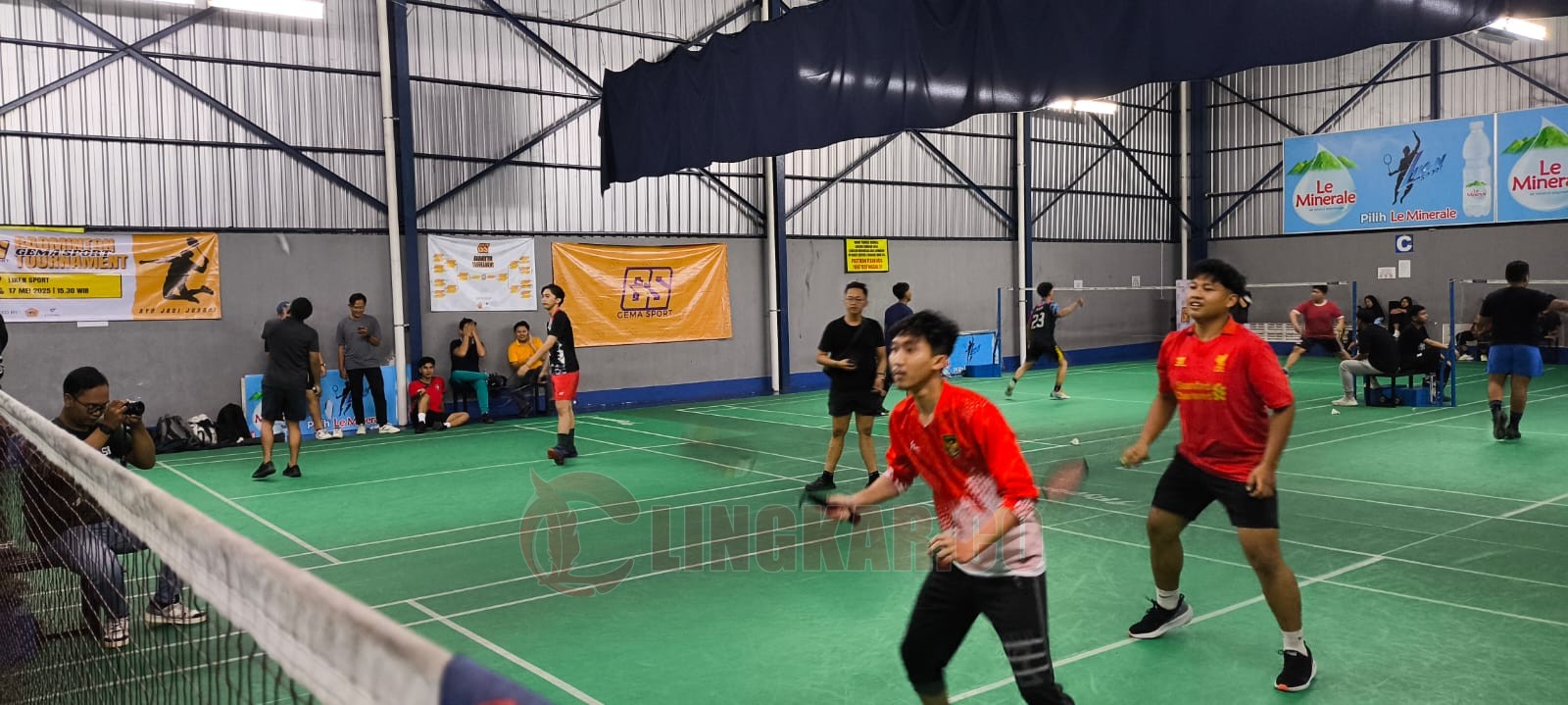 Turnamen Badminton Gema Sport yang digelar di Lapangan Leken Semarang. (dok Alan Henry)