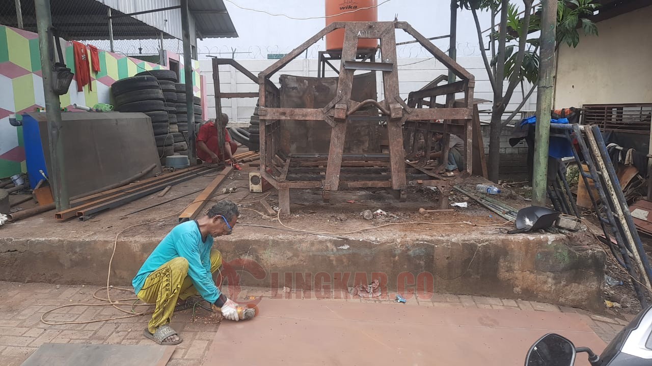 Perbaikan kontainer truk sampah oleh Pemkot Semarang. (dok Pemkot Semarang)