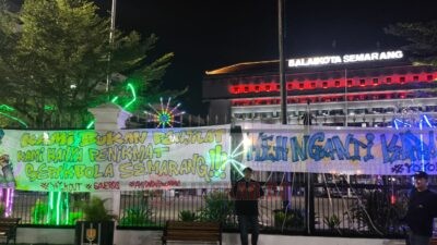 Suporter PSIS pasang banner di depan kantor Balaikota Semarang. (dok Alan Henry)
