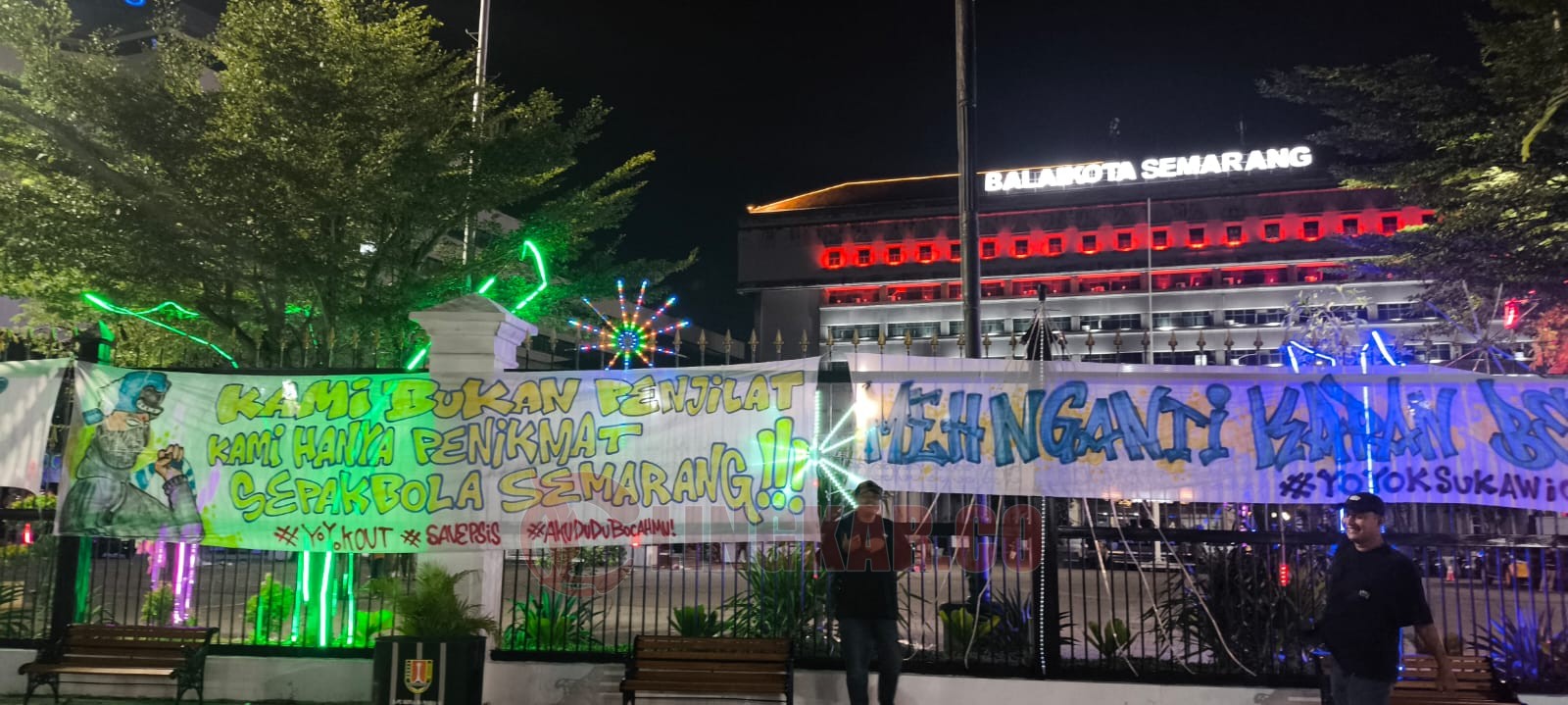 Suporter PSIS pasang banner di depan kantor Balaikota Semarang. (dok Alan Henry)