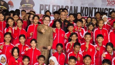 Wali Kota Semarang, Agustina Wilujeng Pramestuti saat foto bersama kontingen POPDA Kota Semarang. (dok Alan Henry)