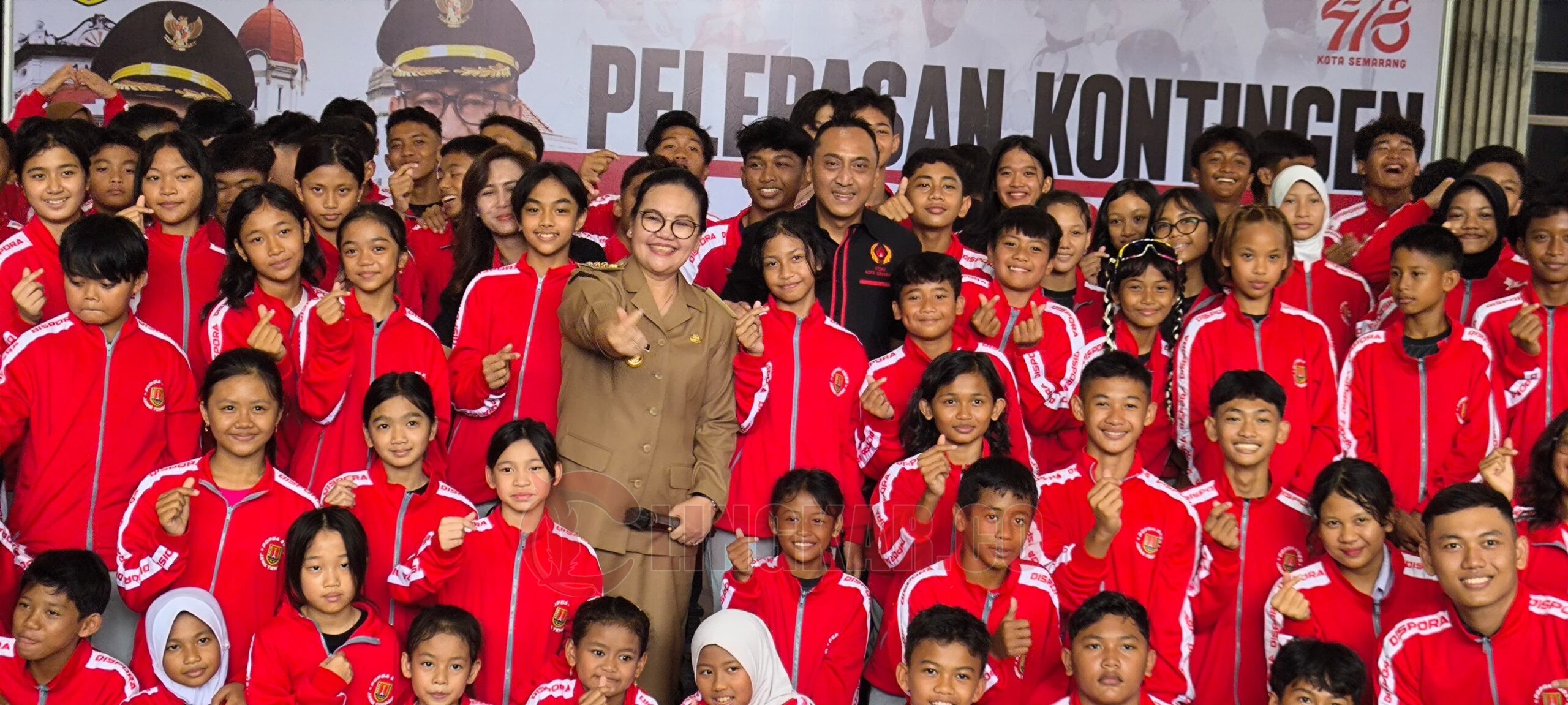 Wali Kota Semarang, Agustina Wilujeng Pramestuti saat foto bersama kontingen POPDA Kota Semarang. (dok Alan Henry)