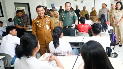 Gubernur Jateng Ahmad Lutfi berinteraksi dengan siswa. (dok Pemprov Jateng)