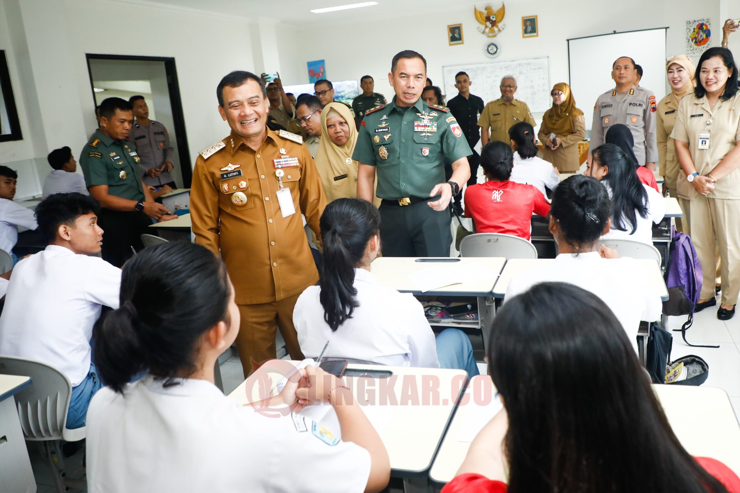 Gubernur Jateng Ahmad Lutfi berinteraksi dengan siswa. (dok Pemprov Jateng)