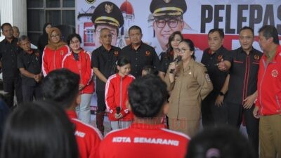 Wali Kota Semarang, Agustina Wilujeng Pramestuti saat melepas kontingen POPDA Kota Semarang di Loby Balaikota. (dok Pemkot Semarang)