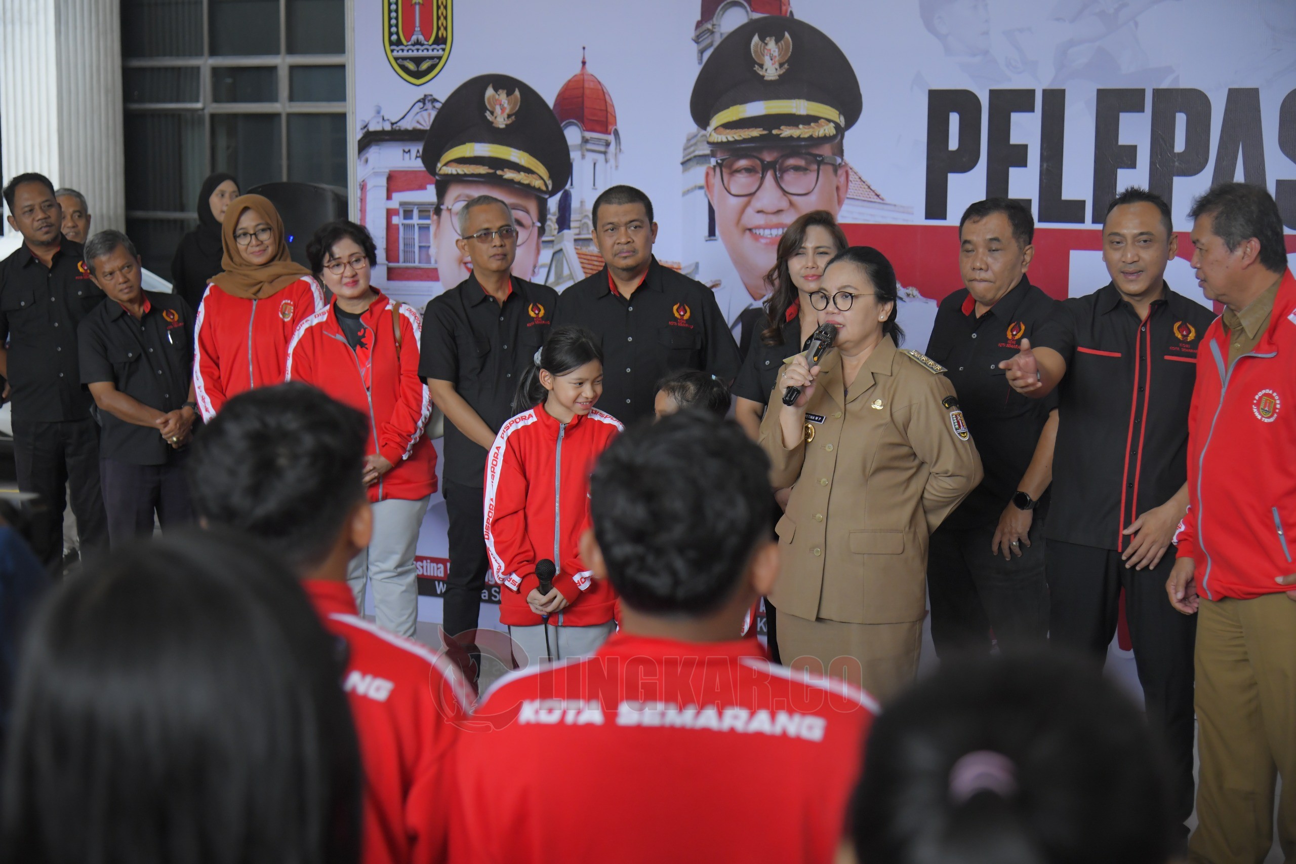 Wali Kota Semarang, Agustina Wilujeng Pramestuti saat melepas kontingen POPDA Kota Semarang di Loby Balaikota. (dok Pemkot Semarang)