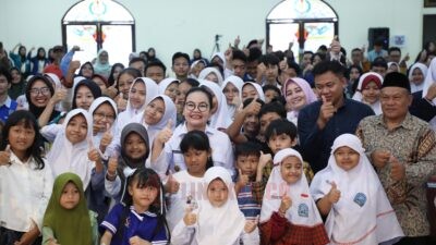 Wali Kota Semarang, Agustina Wilujeng Pramestuti berfoto bersama pelajar. (dok Pemkot Semarang)