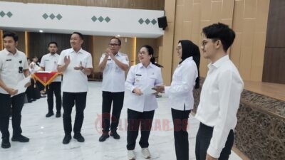 Wali Kota Semarang, Agustina Wilujeng Pramestuti saat menyerahkan secara simbolis SK kepada 301 CPNS di lingkungan Pemkot Semarang. (dok Alan Henry)
