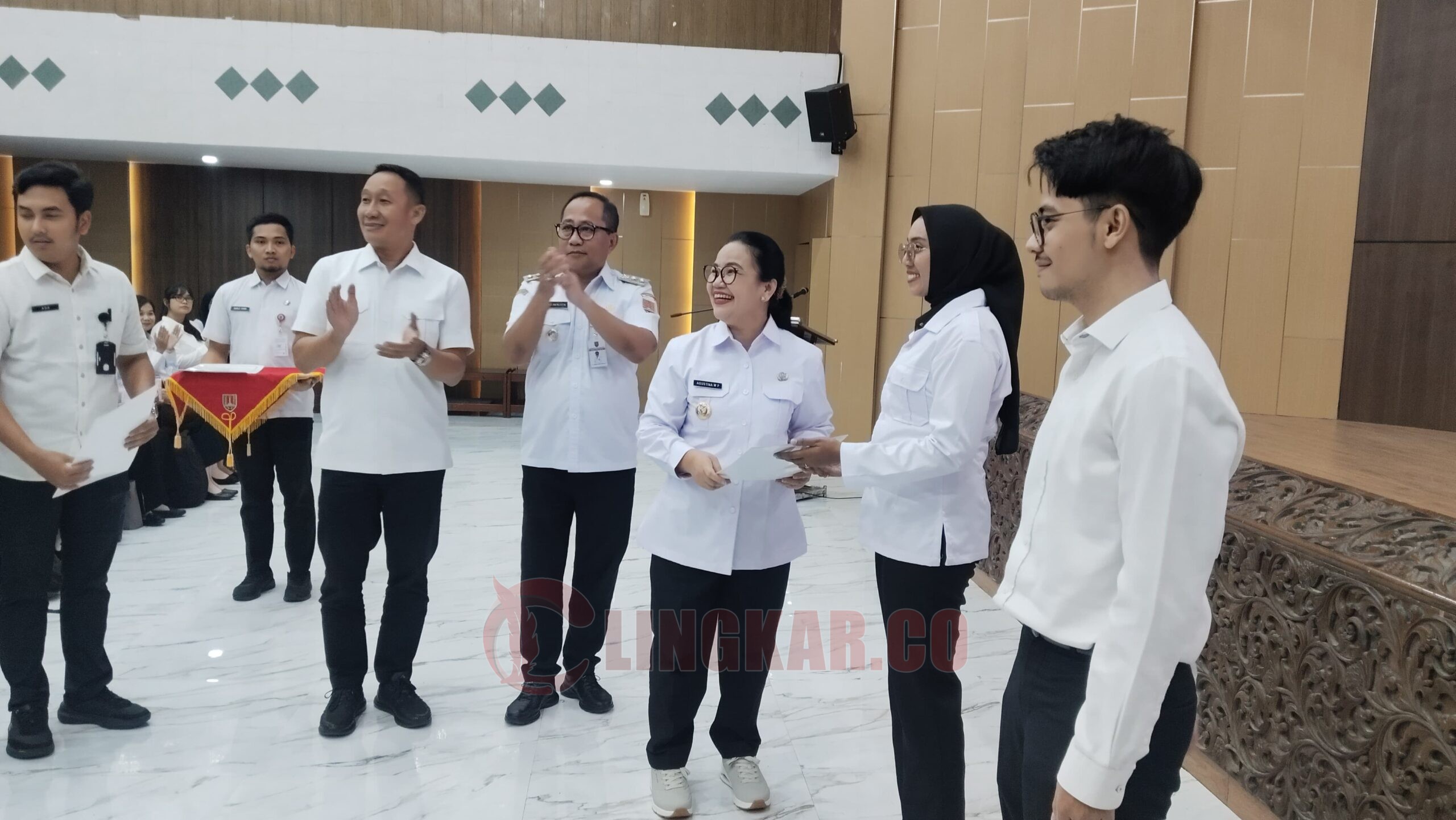 Wali Kota Semarang, Agustina Wilujeng Pramestuti saat menyerahkan secara simbolis SK kepada 301 CPNS di lingkungan Pemkot Semarang. (dok Alan Henry)