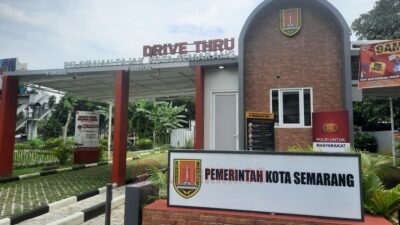 Pelayaan pembayaran PKB melalui drive thru di Jalan Ki Mangunsarkoro, Kecamatan Semarang Tengah, Kota Semarang. (dok Alan Henry)