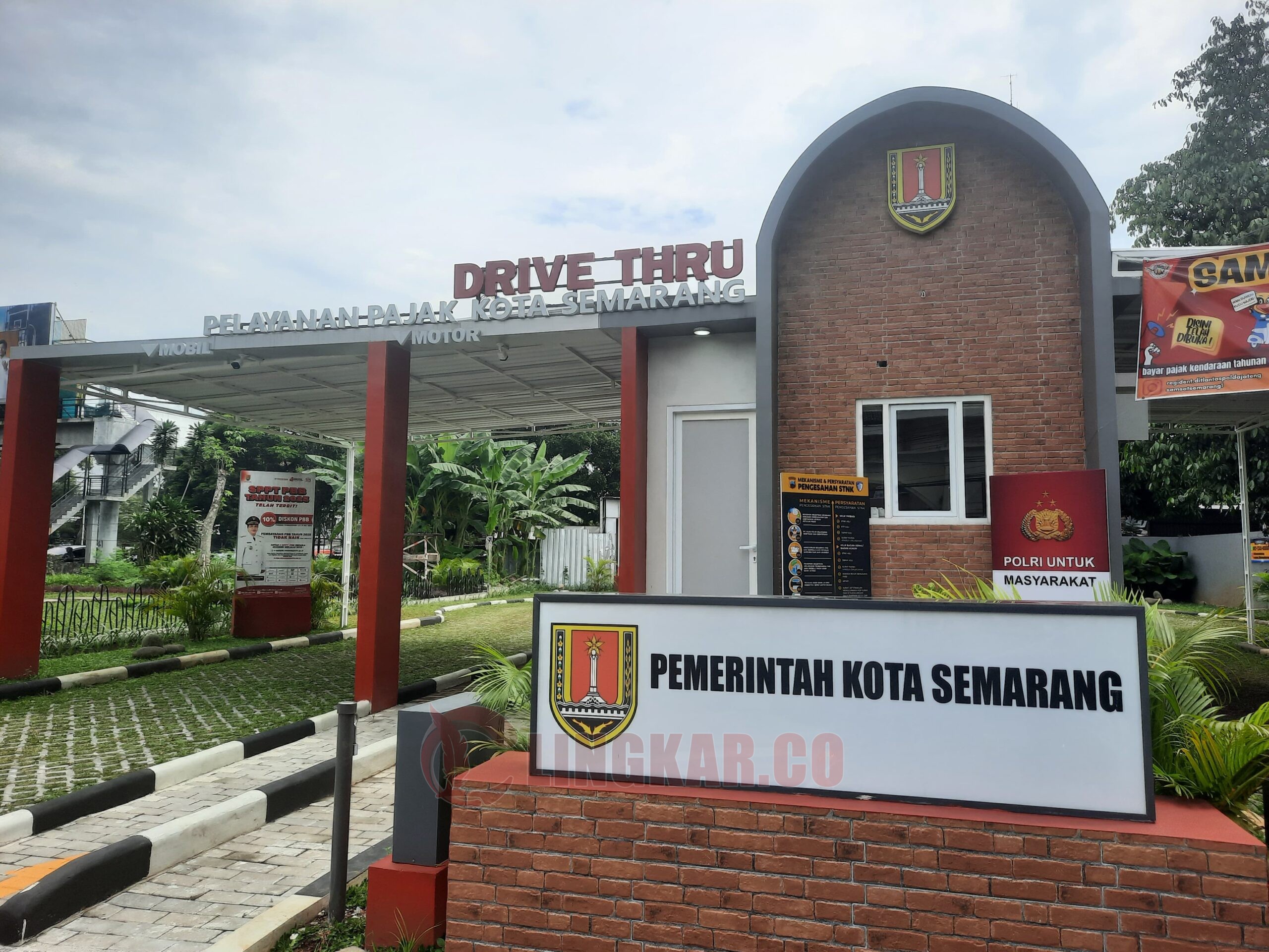 Pelayaan pembayaran PKB melalui drive thru di Jalan Ki Mangunsarkoro, Kecamatan Semarang Tengah, Kota Semarang. (dok Alan Henry)