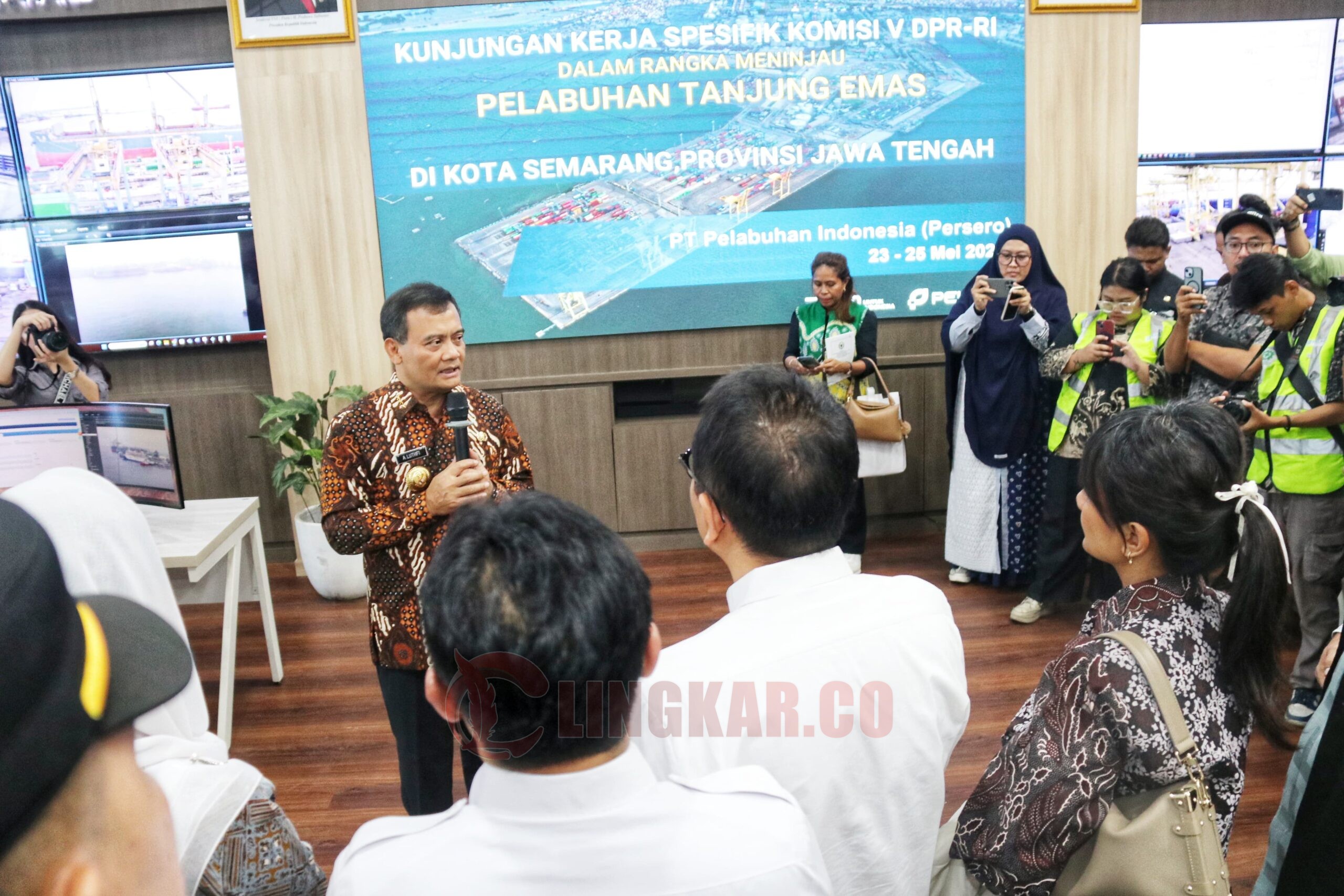 Gubernur Jawa Tengah, Ahmad Luthfi saat meninjau Pelabuhan Tanjung Emas Semarang. (dok Pemprov Jateng)