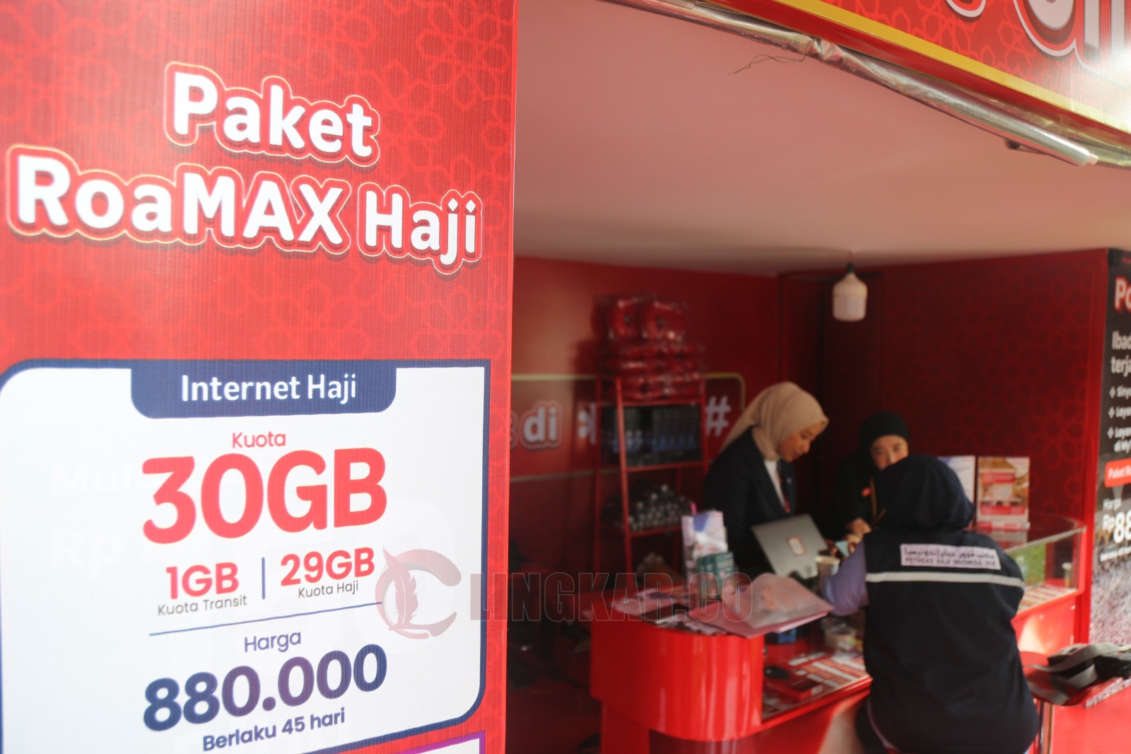 Telkomsek di Embarkasi Solo berikan pelayanan lengkap bagi jemaah haji Indonesia. (dok Telkomsel)