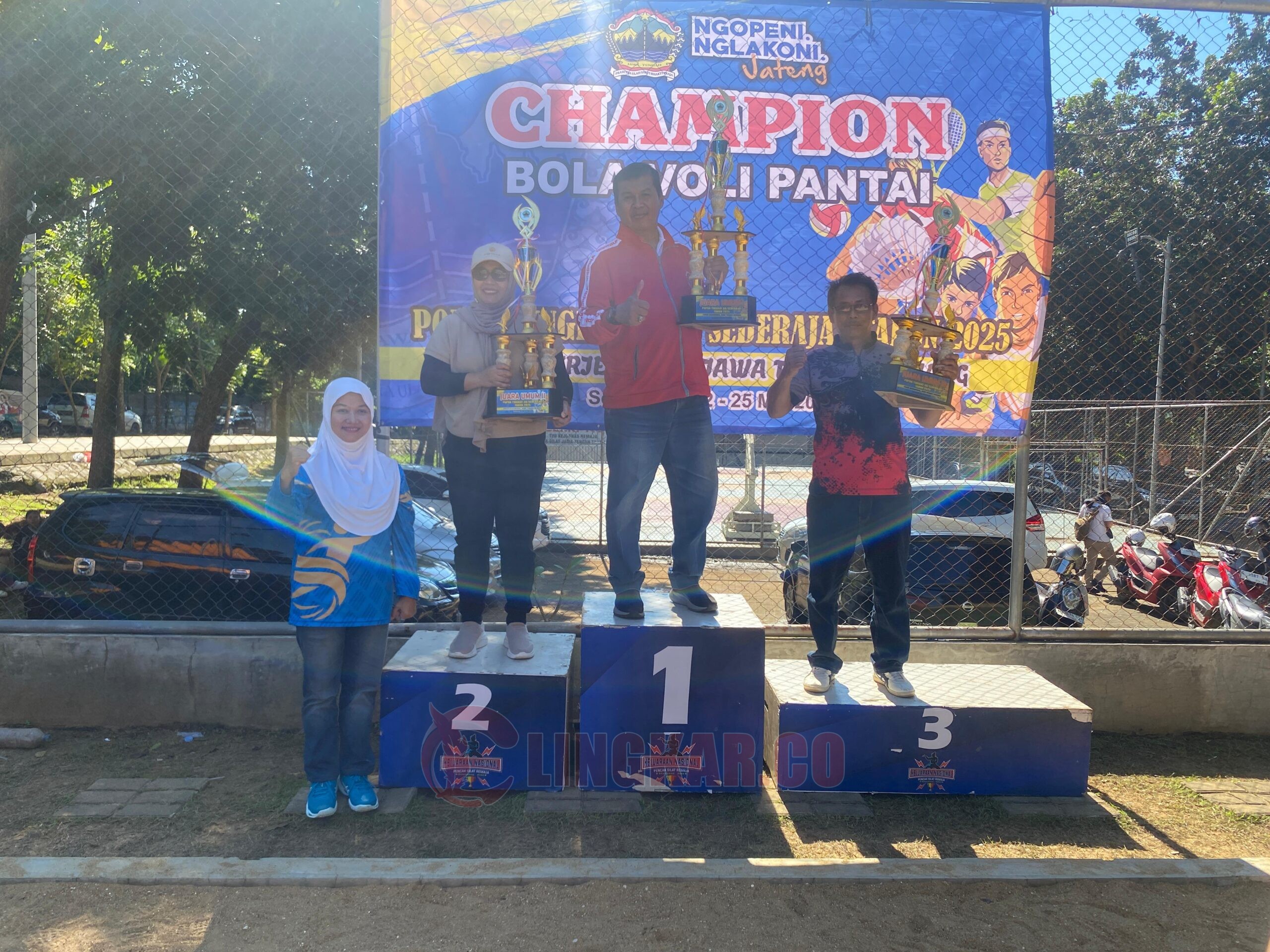 Kadispora Kota Semarang, Fravarta Sadman saat menerima piala juara umum Popda Jateng 2025. (dok Istimewa)