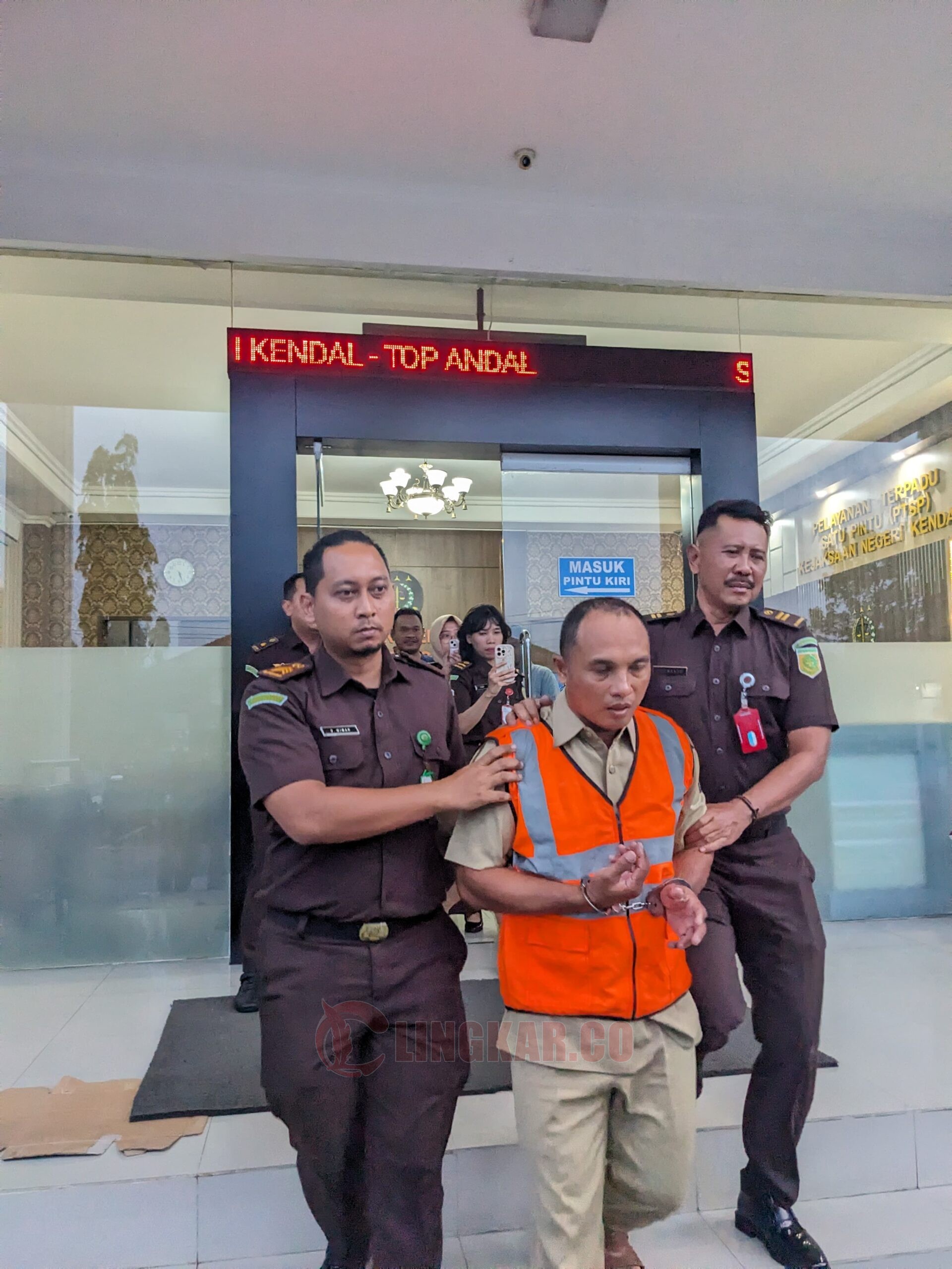 Kades Kertosari, Wahyudi saat Ditahan Kejari Kendal. Foto: Iswahyudi/Lingkar.co