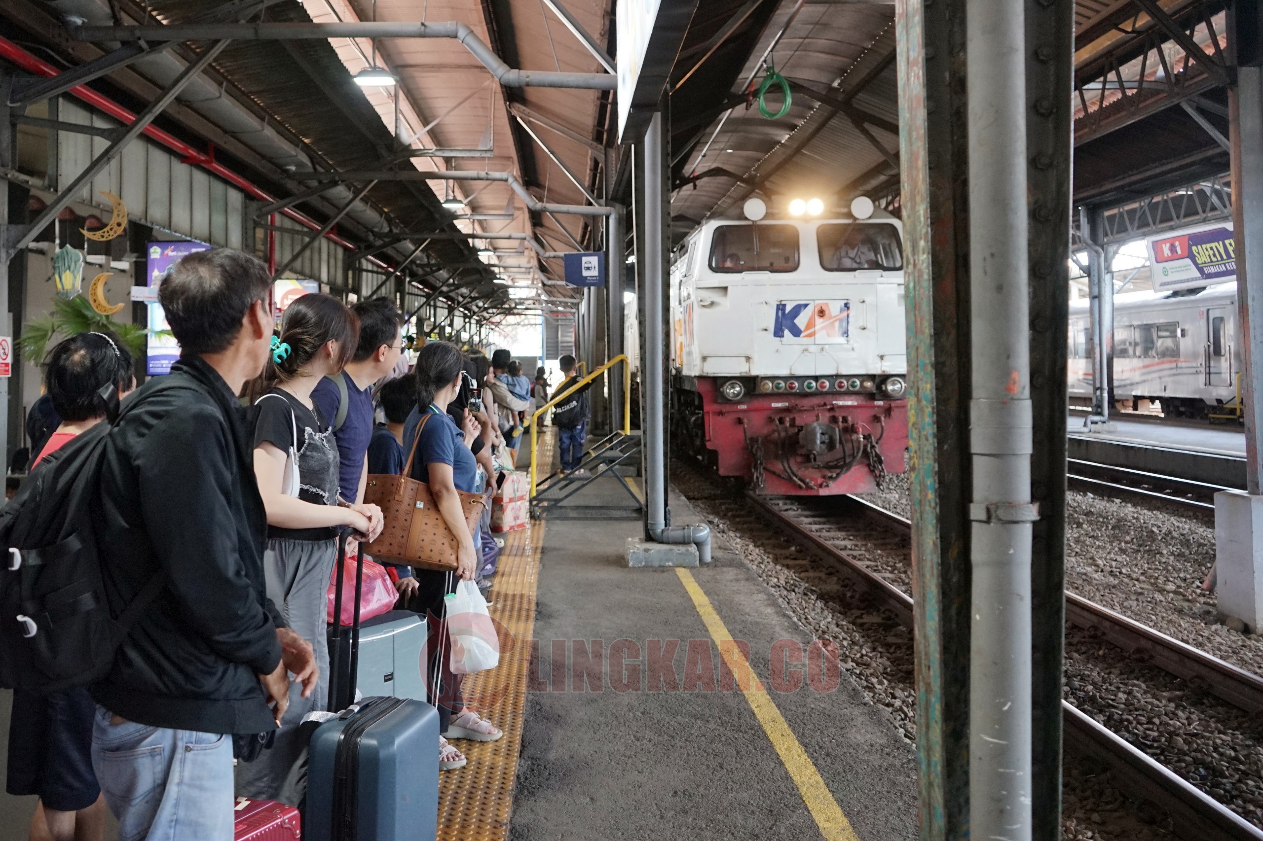 Kepadatan penumpang di wilayah stasiun Daop 4 Semarang. (dok KAI Daop 4 Semarang)