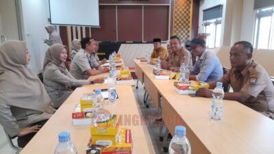 Paguyuban Kades Bahurekso saat berdiskusi dengan Kepala Badan Pendapatan Daerah (Bapenda) Kabupaten Kendal dan jajarannya di Aula Bapenda Kendal, Senin (26/5/2025). Foto: Iswahyudi/Lingkar.co