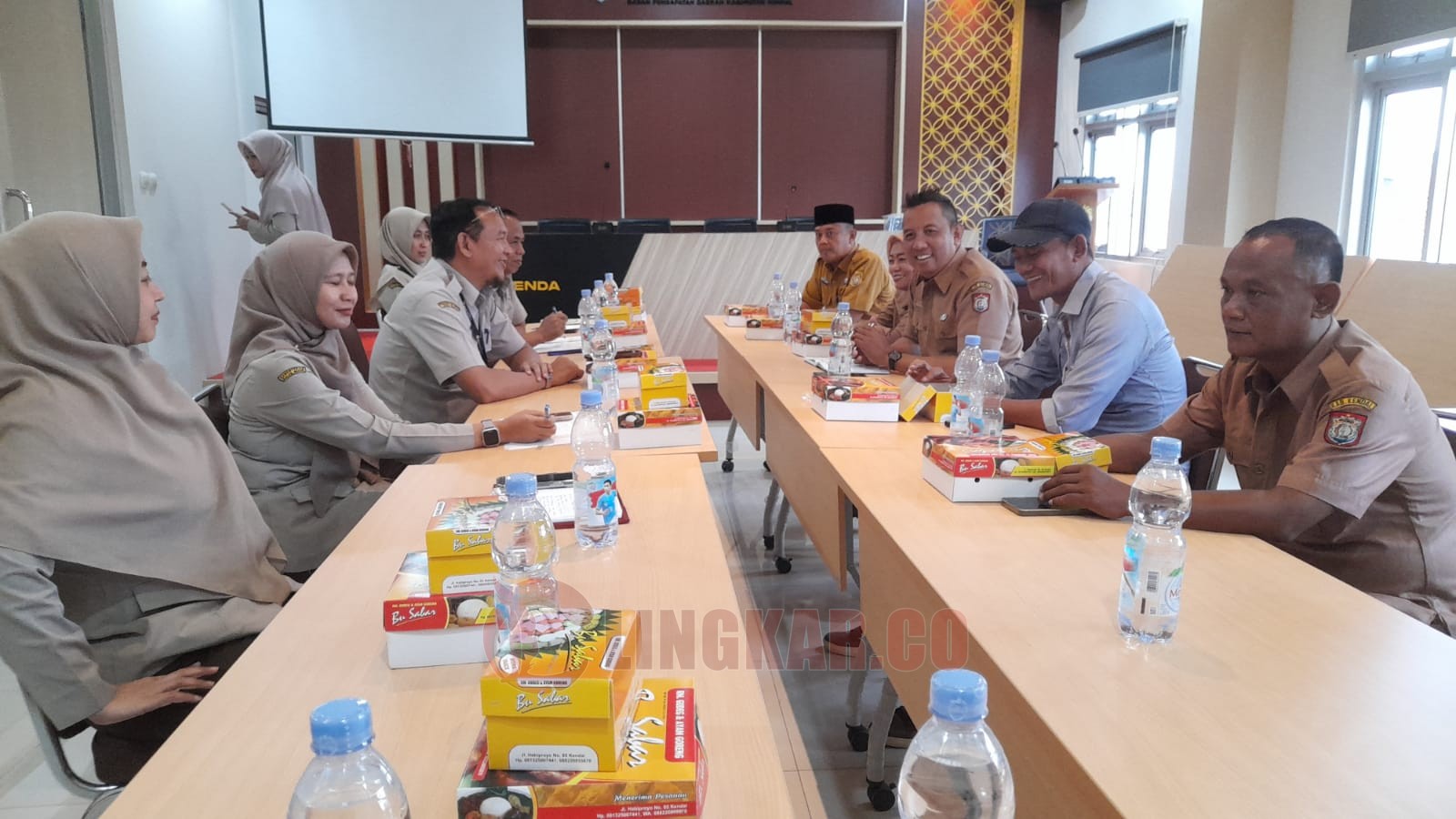 Paguyuban Kades Bahurekso saat berdiskusi dengan Kepala Badan Pendapatan Daerah (Bapenda) Kabupaten Kendal dan jajarannya di Aula Bapenda Kendal, Senin (26/5/2025). Foto: Iswahyudi/Lingkar.co