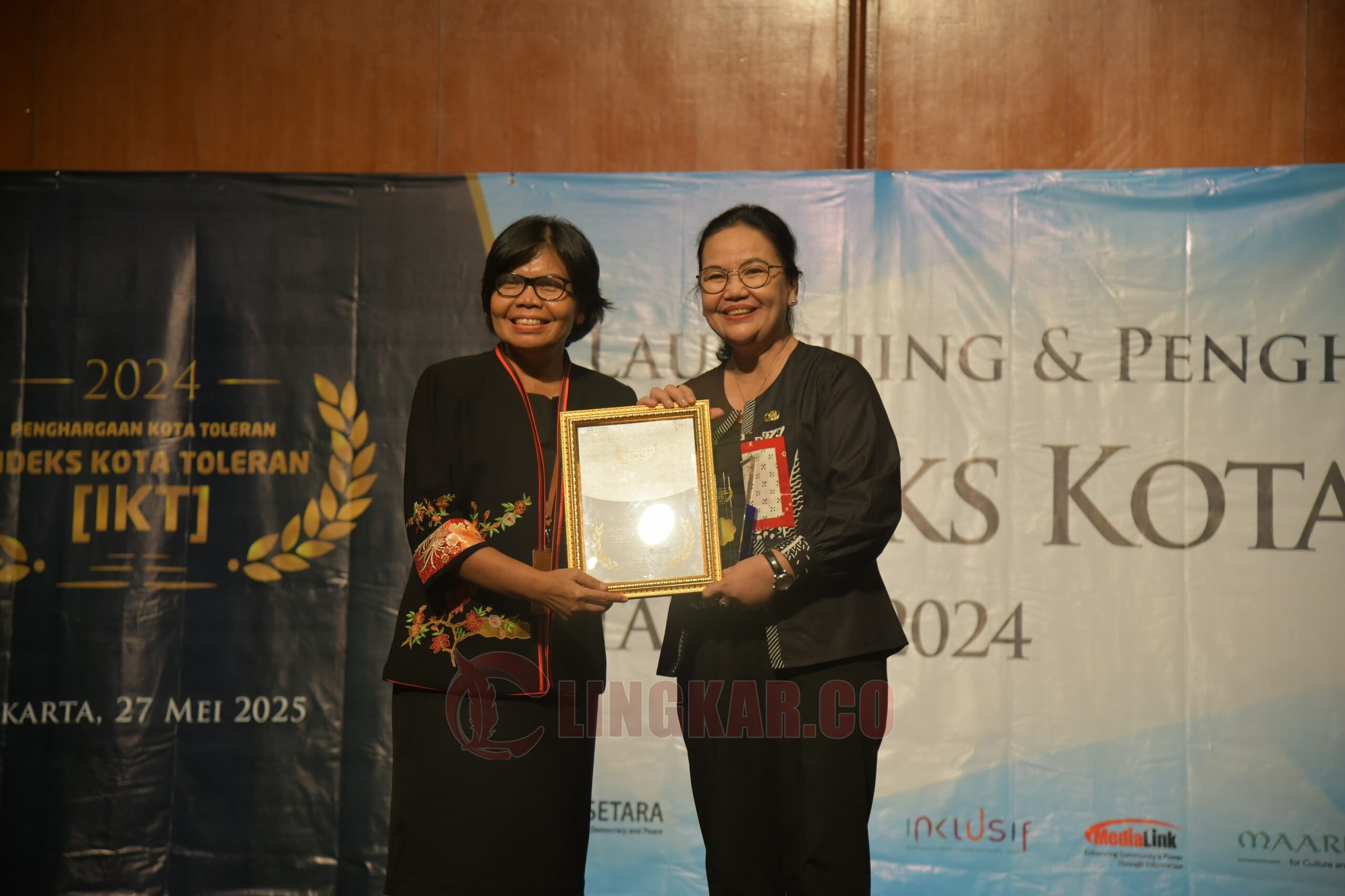 Wali Kota Semarang, Agustina Wilujeng Pramestuti saat menerima penghargaan Indeks Kota Toleran (IKT) 2024. (dok Pemkot Semarang)