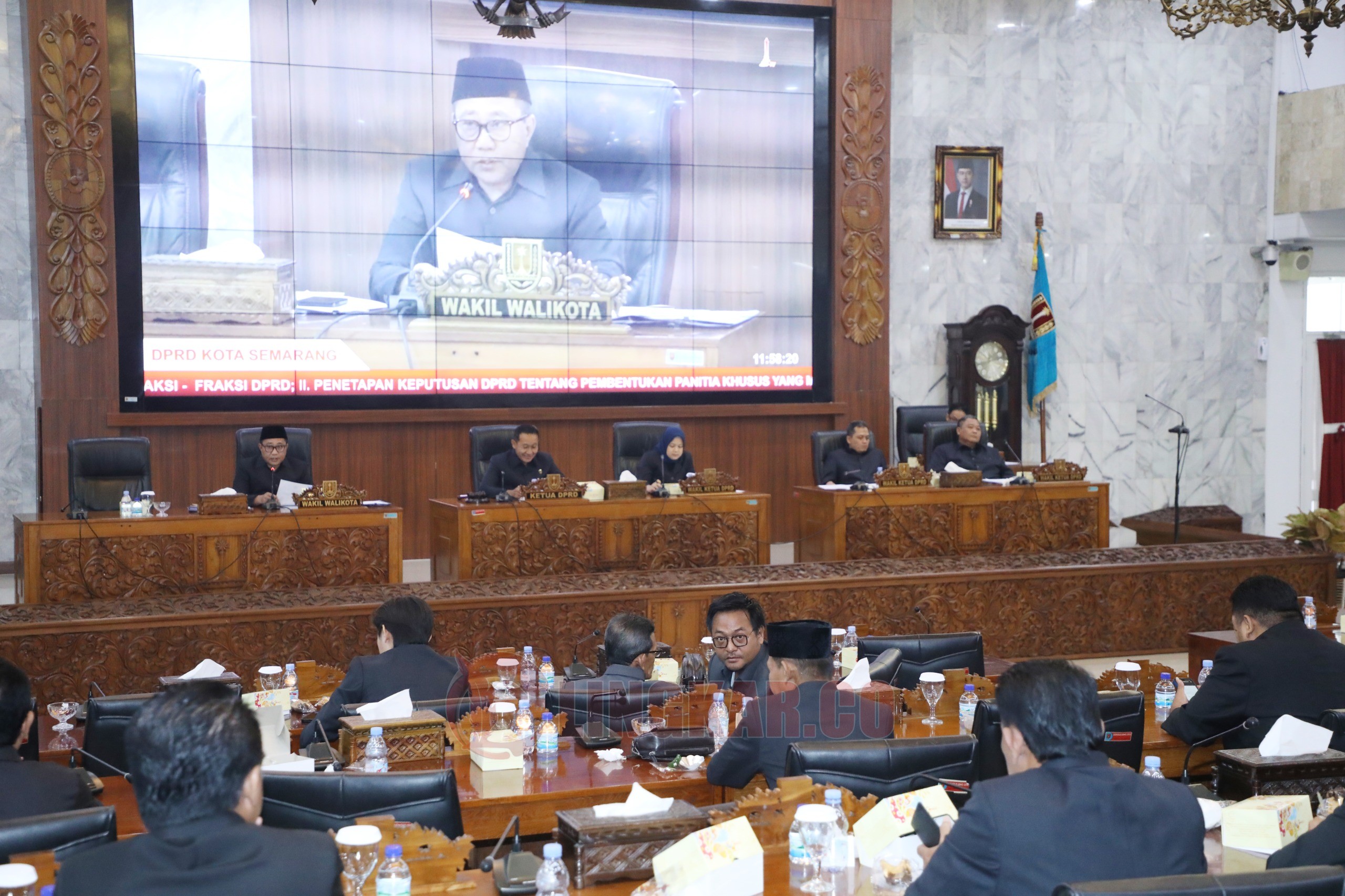 Wakil Wali Kota Semarang, Iswar Aminuddin saat menghadiri Rapat Paripurna DPRD Kota Semarang pada pembahasan tingkat I perubahan Perda Kota Semarang No. 10 Tahun 2023 tentang Pajak Daerah dan Retribusi Daerah. (dok Pemkot Semarang)
