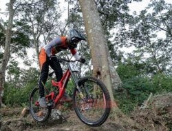 Rider Asal Kudus Amankan Peluang Juara di Ajang 76 Indonesian Downhill 2025