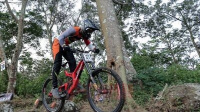 Mohammad Abdul Hakim saat menunjukkan aksinya di sesi seeding run seri perdana kejuaraan 76 Indonesian Downhill 2025 yang berlangsung di Ternadi Bike Park, Kudus, Jawa Tengah pada Sabtu (3/5/2025). Foto: Istimewa.