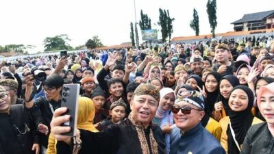 BERSAMA: Sekretaris Daerah Provinsi Jawa Barat Herman Suryatman bersama para siswa di Stadion Mashud Wisnusaputra, Kabupaten Kuningan, Jumat (2/5/2025). (Foto: Istimewa)