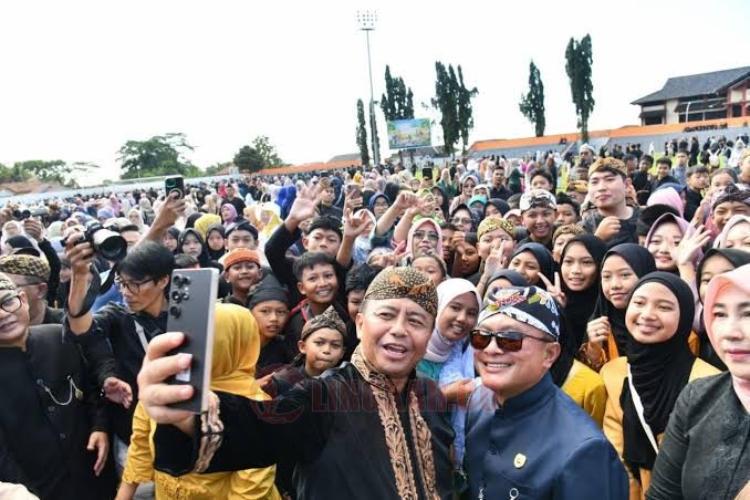BERSAMA: Sekretaris Daerah Provinsi Jawa Barat Herman Suryatman bersama para siswa di Stadion Mashud Wisnusaputra, Kabupaten Kuningan, Jumat (2/5/2025). (Foto: Istimewa)