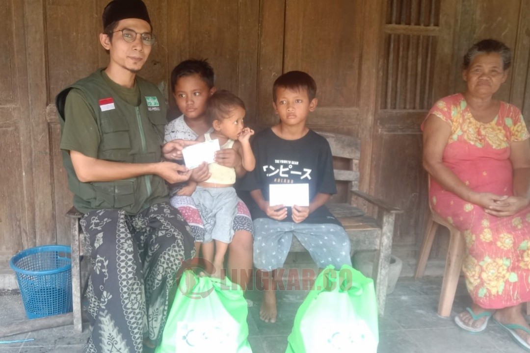 LAZISNU Sragen saat menyalurkan bantuan kepada salah satu penerima manfaat program NU Peduli (NU Care). Foto: dokumentasi