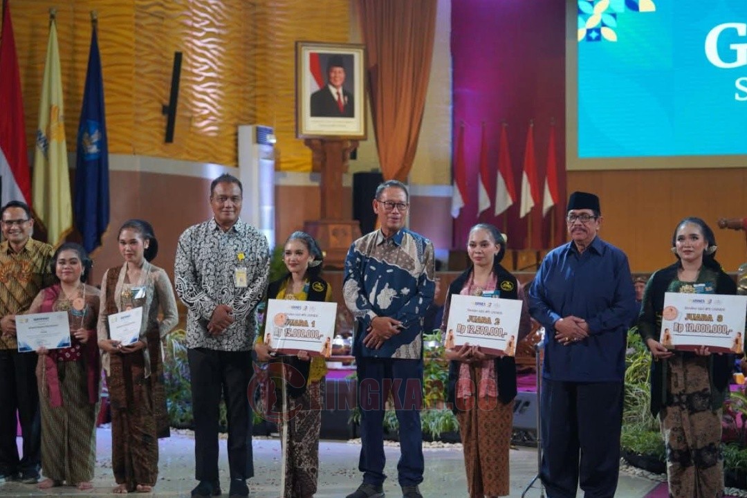 Para pemenang lomba Sinden Idol Unnes 2025 berfoto bersama Rektor dan Ketum DPP Ika Unnes. Foto: dokumentasi