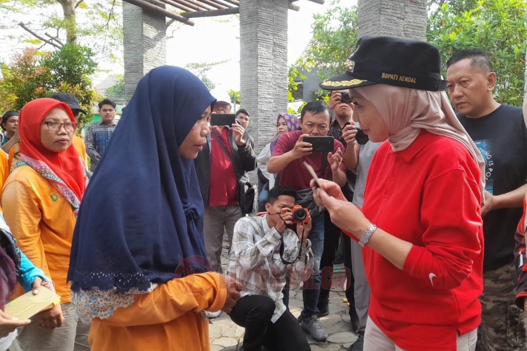 Bupati Kendal Dyah Kartika Permanasari saat berinteraksi dengan warga sekitar RTH Langenharjo, Kendal. Foto: Wahyudi/Lingkar.co