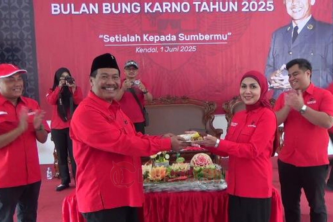 Ketua DPC PDIP Kabupaten Kendal, Ahmad Suyuti memberikan potongan tumpeng kepada Dyah Kartika Permanasari, kader PDIP yang menjadi Bupati Kendal. Foto: Wahyudi/Lingkar.co