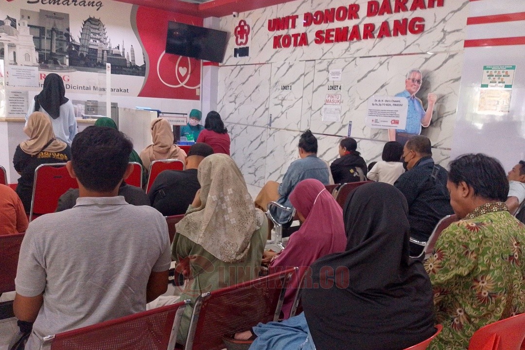 Antrian relawan donor darah sukarela di UDD PMI Kota Semarang. Foto: Rifqi/Lingkar.co