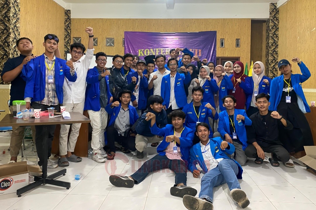 Kader PMII Kabupaten Rembang berfoto bersama seusai Konfercab yang dilaksanakan di gedung PCNU Kabupaten Rembang.