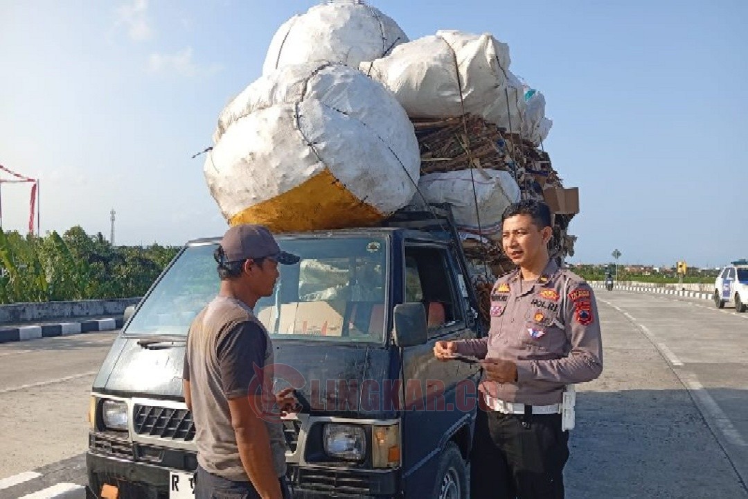 Satlantas Polresta Cilacap saat melakukan penindakan terhadap pelanggaran kendaraan yang kelebihan muatan. Foto: dokumentasi