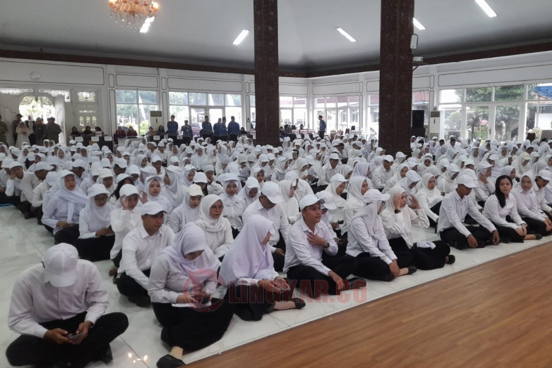 CPNS Kendal formasi tahun 2024 saat menerima SK dari Bupati Kendal di Pendopo Bahurekso. Foto: dokumentasi