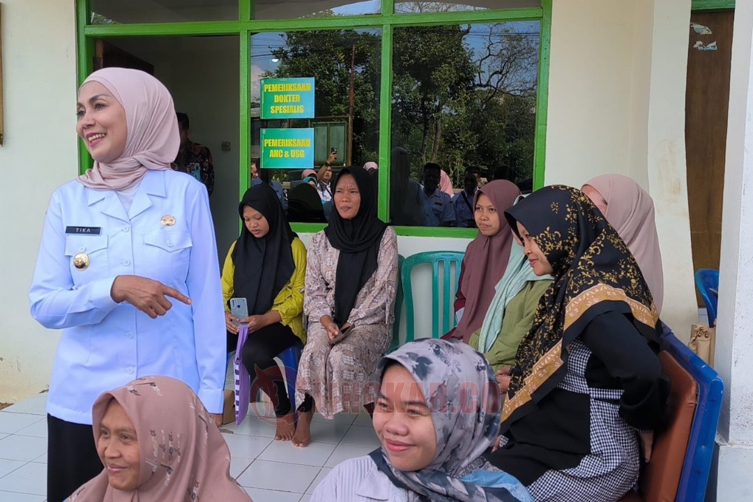 Bupati Kendal, Dyah Kartika Permana Sari saat meninjau pelaksanaan Speling di Desa Plososari, Kecamatan Patean, Kendal, Rabu, (18/6/2025). Foto: dokumentasi/istimewa