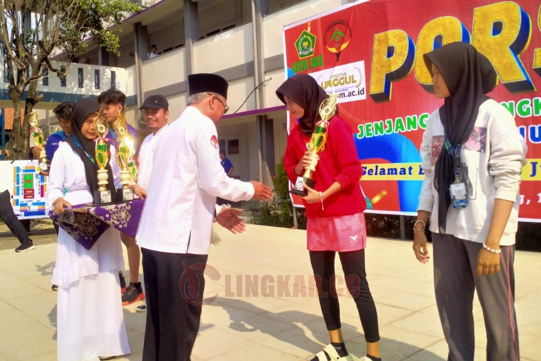 Nur Lita Nasucha, siswa kelas XI MA Kejuruan NU 01 Kota Semarang saat menerima piala sebagai menjadi Juara I Badminton Putri Tingkat Madrasah Aliyah se-Kota Semarang. Foto: dokumentasi/istimewa