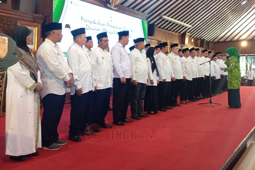 Wakil Ketua PW DMI Jawa Tengah Prof Dr Hj Yuyun Affandi Lc MA saat melantik PD DMI Klaten di Pendopo Kabupaten Klaten, Rabu (18/6/2025). Foto: dokumentasi