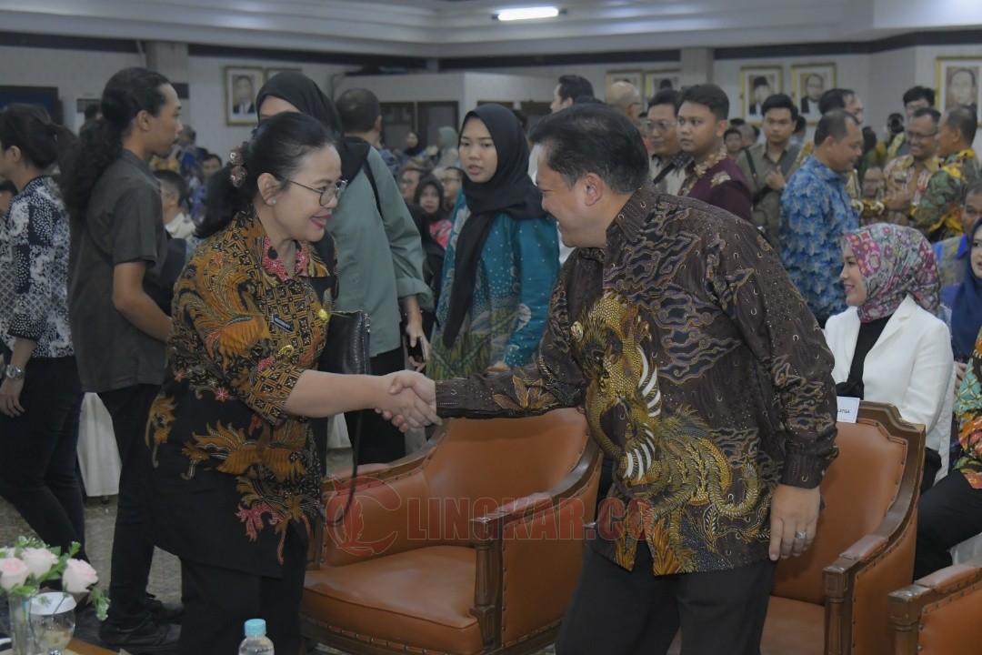 Gubernur Jateng Ahmad Luthfi berjabat tangan dengan Wali Kota Semarang Agustulian Wilujeng Pramestuti seusai penandatanganan nota kesepakatan dengan Kementerian Perumahan dan Kawasan Permukiman (PKP) terkait bidang perumahan, di Gedung Gradhika Bhakti Praja, Semarang
