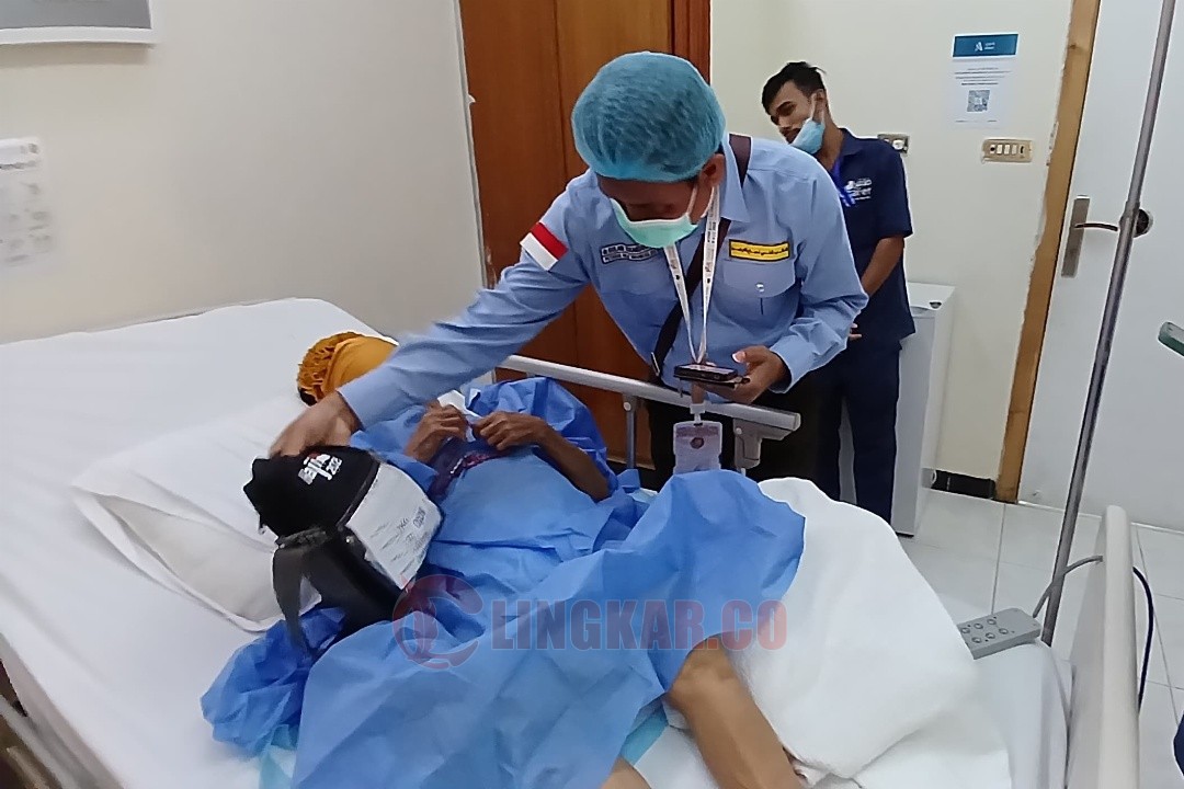 Salah satu jemaah haji saat mendapatkan pelayanan medis. Foto: dokumentasi