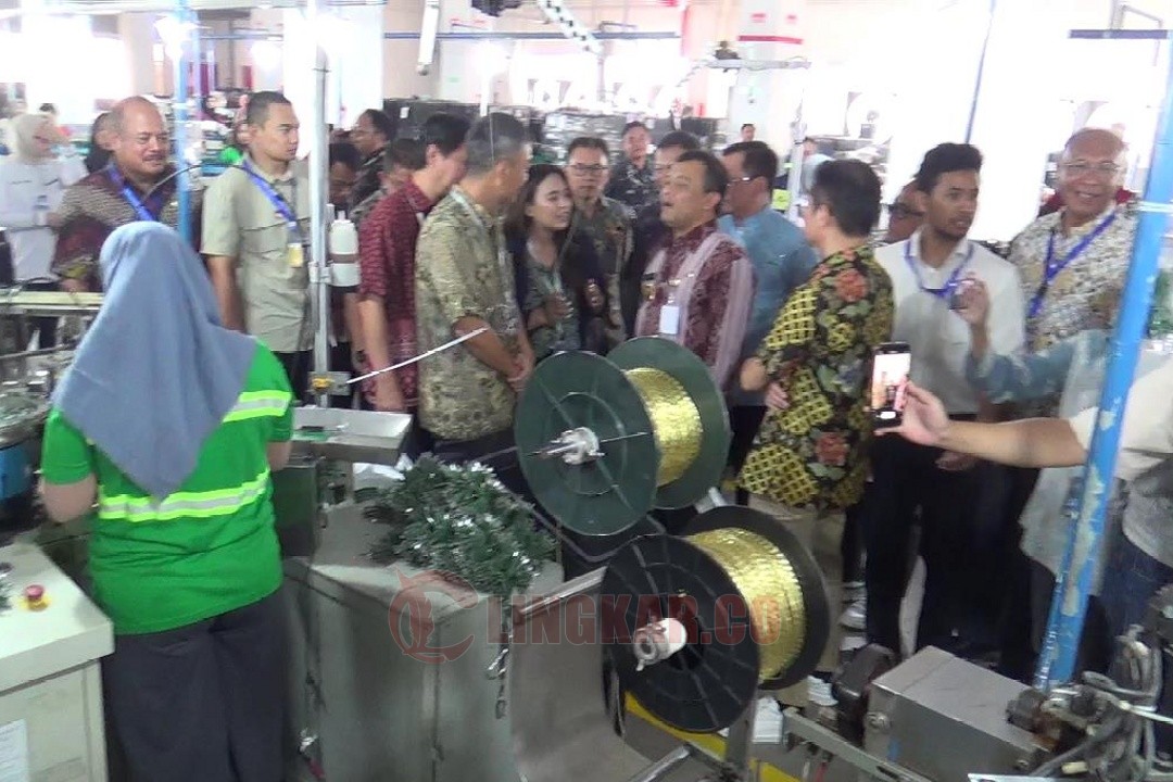 Gubernur Jawa Tengah Ahmad Lutfi saat melakukan kunjungan kerja ke Kawasan Industri Kendal (KIK) pada Selasa (3/6/2025) siang