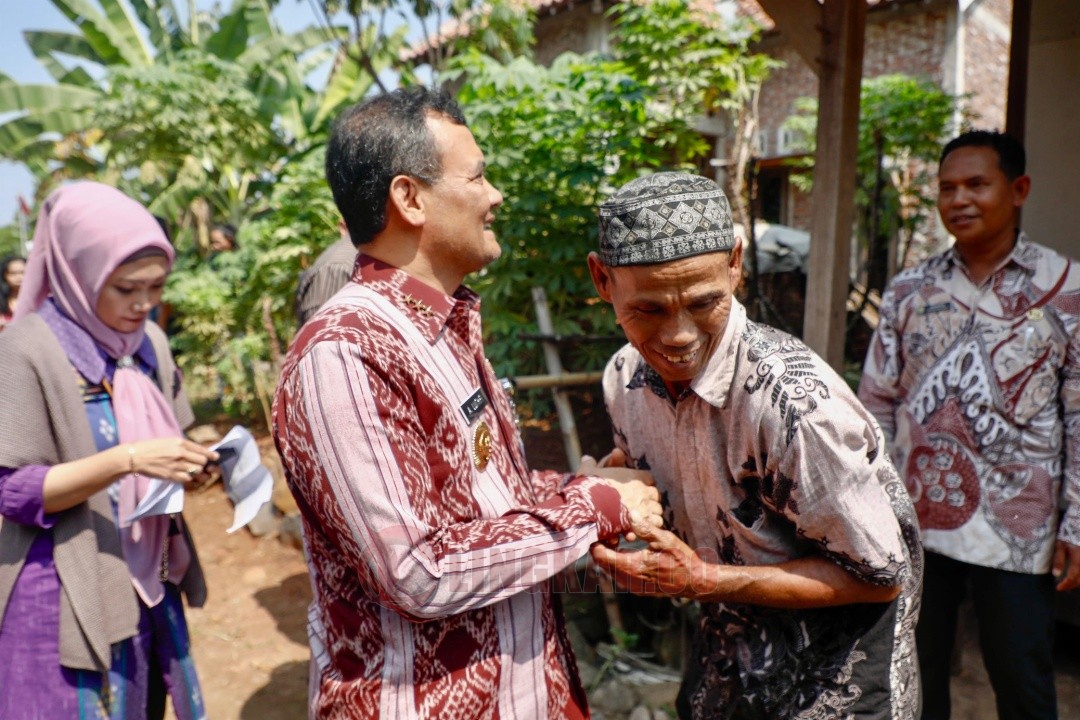 Gubernur Jawa Tengah Ahmad Luthfi saat bertemu dengan Nakuwan, buruh tani penerima bantuan RTLH. Foto: dokumentasi