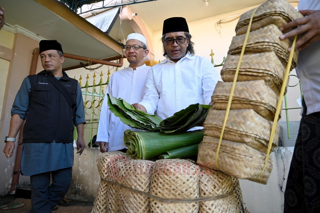 Bupati Temanggung Agus Setyawan alias Agus Gondrong saat meninjau penggunaan bahan alami pengganti plastik di salah satu lokasi penyembelihan hewan kurban. Foto: istimewa
