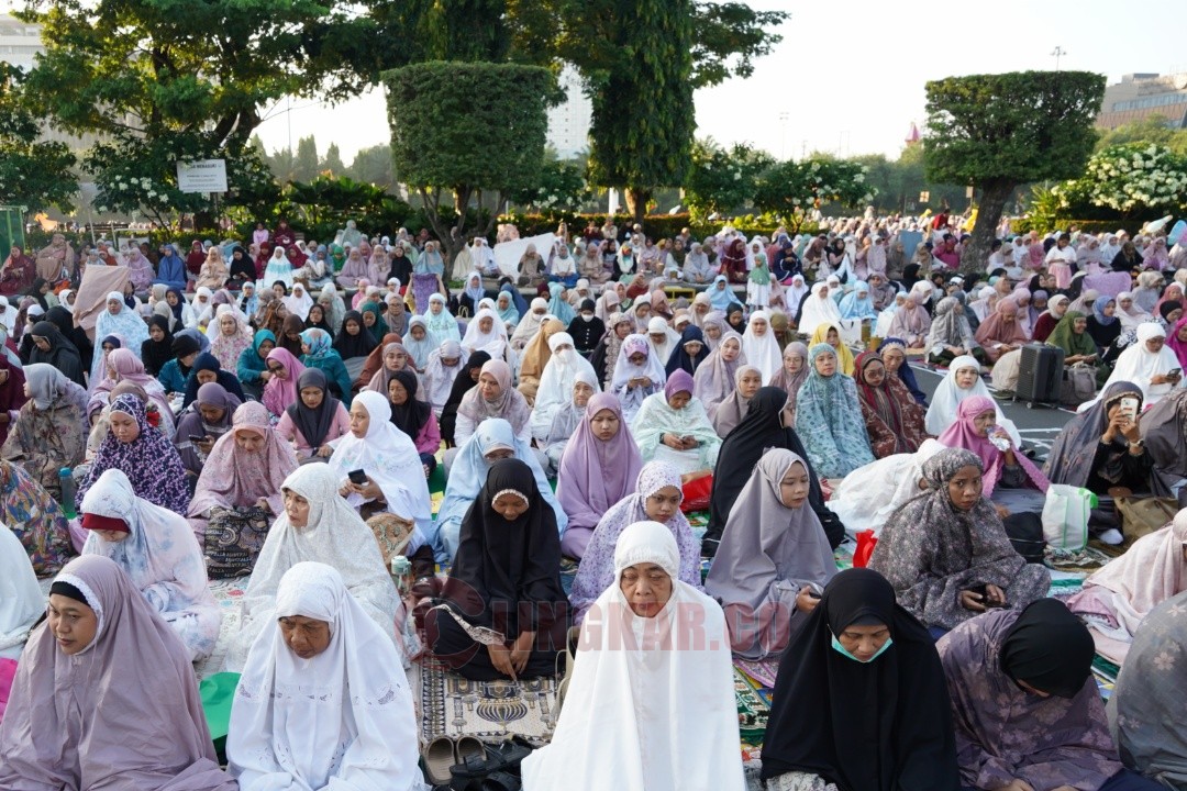 Jamaah shalat idul adha di lapangan Pancasila Simpang Lima Semarang. Foto: dokumentasi