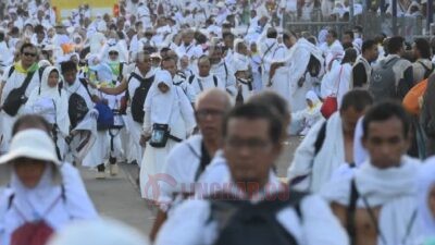 Ribuan Jemaah Haji Jalan Kaki 5 Km dari Muzdalifah ke Mina